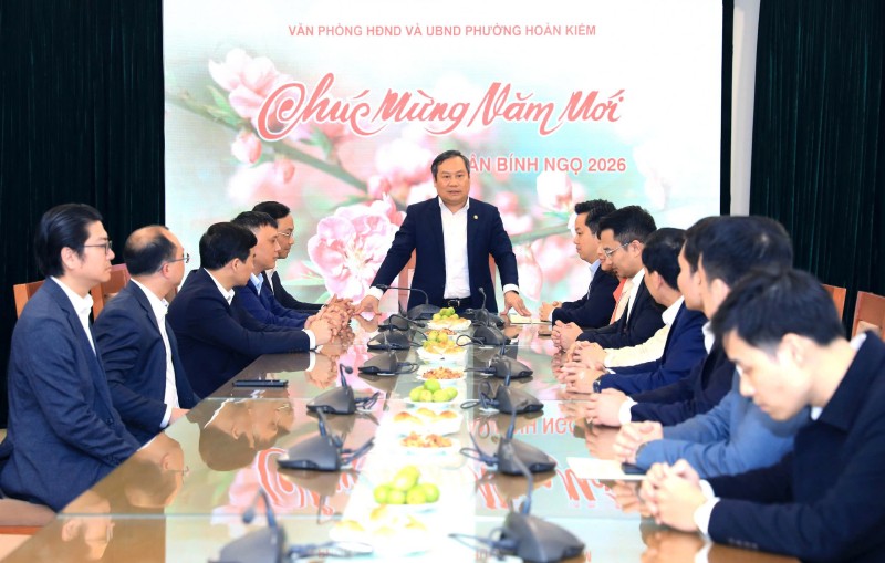 Chủ tịch UBND TP. Hà Nội Vũ Đại Thắng phát biểu động viên, chúc Tết Đảng ủy - HĐND - UBND - Ủy ban MTTQ Việt Nam phường Hoàn Kiếm. Ảnh: Phạm Linh.