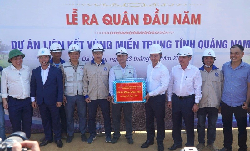 Chủ tịch UBND TP Đà Nẵng Phạm Đức Ấn (đứng thứ 4, từ trái sang) tặng quà động viên đơn vị thi công Dự án Liên kết vùng miền Trung tỉnh Quảng Nam.