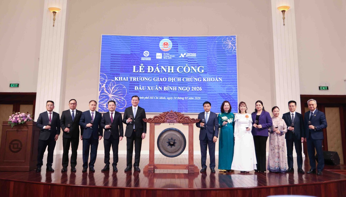 Các đại biểu cùng chúc một năm Bính Ngọ thị trường chứng khoán giao dịch sôi động, “mã đáo thành công”.