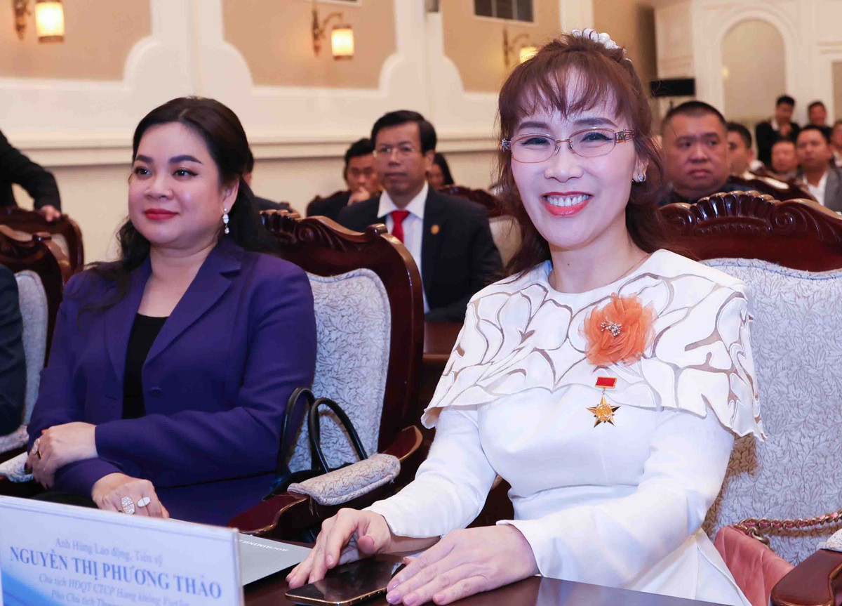 Anh Hùng Lao động, Tiến sỹ Nguyễn Thị Phương Thảo, Chủ tịch HĐQT CTCP hàng không VietJet, Phó Chủ tịch HD Bank và bà Nguyễn Thanh Phượng, Chủ tịch HĐQT CTCP Chứng khoán Vietcap tham dự lễ đánh cồng.