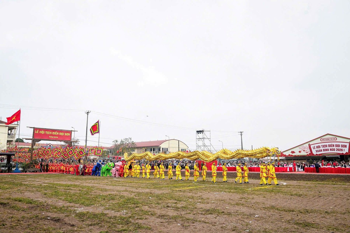 Mở đầu Lễ hội Tịch điền Đọi Sơn là nghi thức múa rồng và đánh trống khai hội. Ảnh: Minh Đường Mở đầu Lễ hội Tịch điền Đọi Sơn là nghi thức múa rồng và đánh trống khai hội. Ảnh: Minh Đường