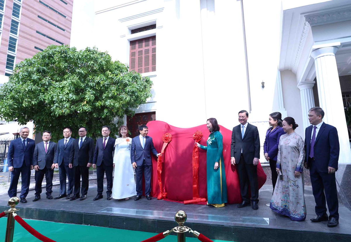 Ông Nguyễn Văn Thắng, Bộ trưởng Bộ tài chính và bà Vũ Thị Chân Phương, Chủ tịch Ủy ban Chứng khoán Nhà nước thực hiện nghi thức khai mở linh vật biểu tượng thị trường chứng khoán Việt Nam.