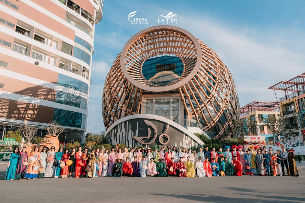 Nhà hát Đó khẳng định vị thế là tâm điểm văn hóa - nghệ thuật của dự án khi thu hút hàng ngàn du khách tham quan và trải nghiệm trong dịp Tết Bính Ngọ 2026.