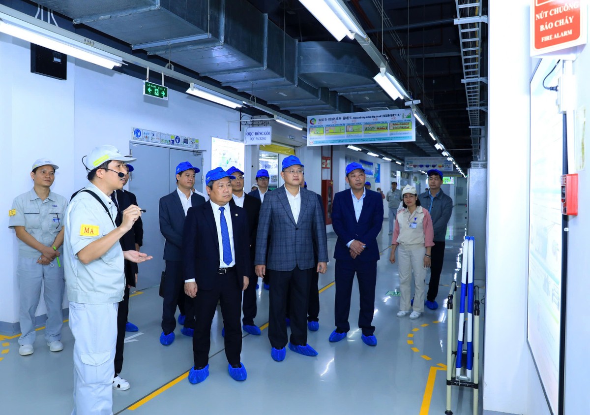 Chủ tịch UBND TP. Hà Nội Vũ Đại Thắng và Đoàn công tác đến thăm nhà máy sản xuất của Công ty TNHH Điện tử Meiko Việt Nam. Ảnh: Lê Hải