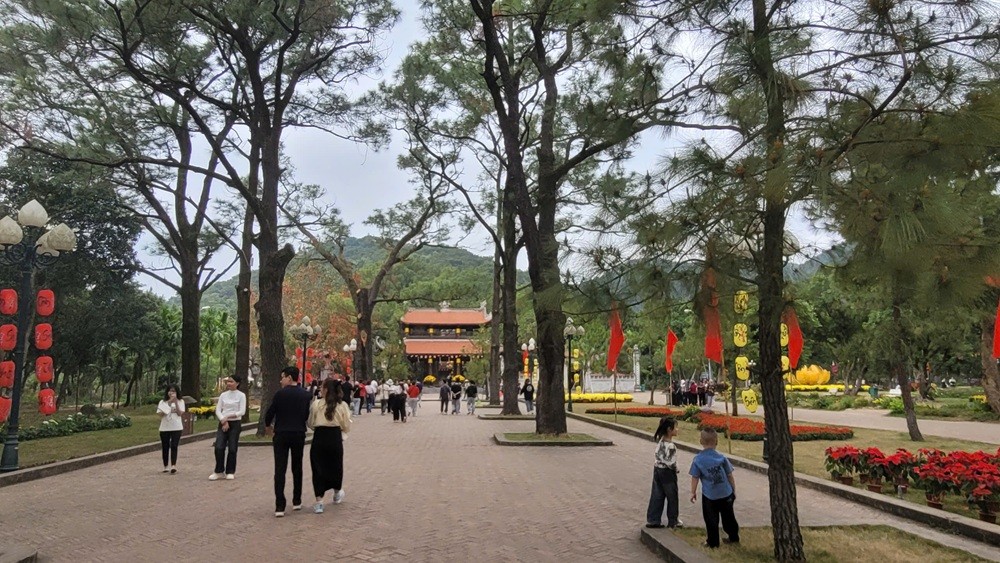 Du khách tham quan, trải nghiệm tại chùa Côn Sơn. Ảnh: Thanh Sơn