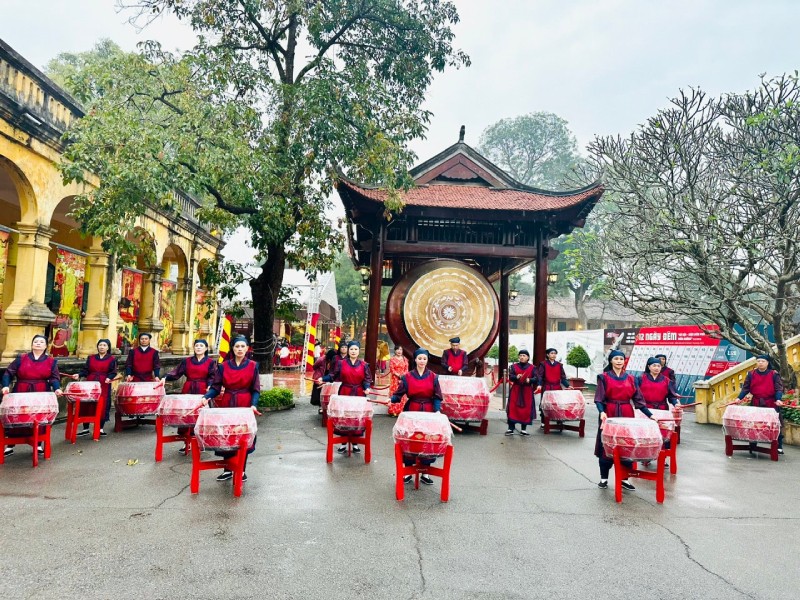 Màn trống hội rộn ràng trong phần hội xuân. Ảnh: Hoàng Quyên.