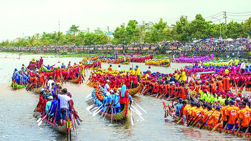 Lễ hội là nét văn hóa đặc sắc ở các vùng quê Việt Nam. Trong ảnh: Lễ hội Ok Om Bok - đua ghe ngo ở Sóc Trăng