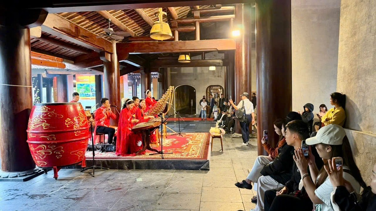 Chương trình nghệ thuật văn hóa dân gian tại Trung tâm văn hoá Trúc Lâm Yên Tử thu hút đông đảo du khách. Ảnh: Quỳnh Nga