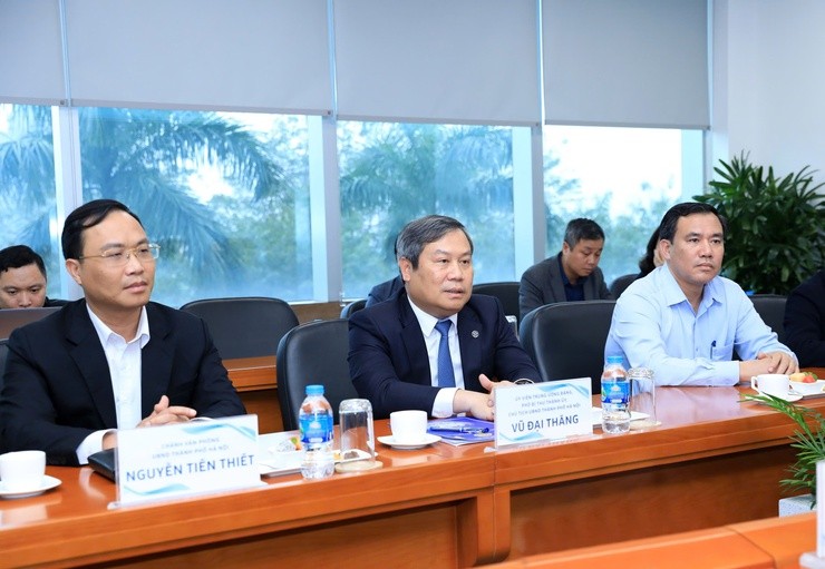 Chủ tịch UBND TP. Hà Nội Vũ Đại Thắng phát biểu chúc mừng năm mới đến Ban lãnh đạo và toàn thể cán bộ, người lao động Samsung tại Việt Nam. Ảnh: Phạm Linh