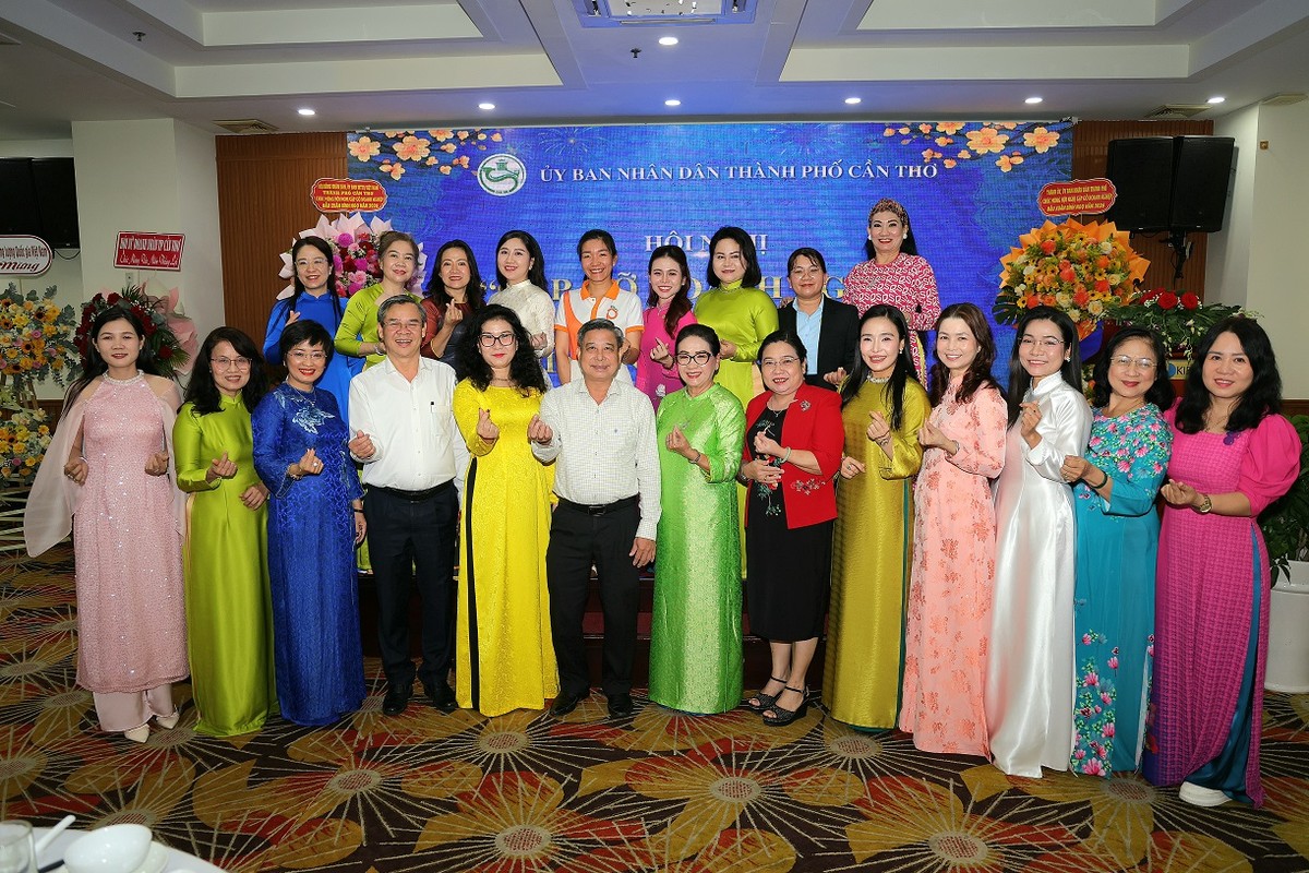 Lãnh đạo TP. Cần Thơ chụp ảnh cùng đại biểu tham dự Hội nghị. Ảnh: Phạm Trung