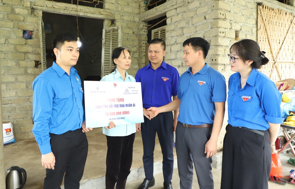 Đoàn viên, thanh niên đã có mặt tận nhà cụ Đỗ Văn Nghị để thăm hỏi và trao tặng phần quà.