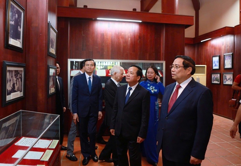 Thủ tướng Chính phủ Phạm Minh Chính tham quan khu vực trưng bày hình ảnh và hiện vật về Thủ tướng Phạm Văn Đồng.