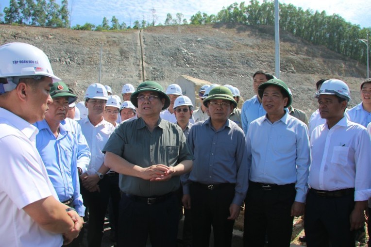 Thủ tướng Phạm Minh Chính kiểm tra cao tốc Quảng Ngãi - Hoài Nhơn và chỉ đạo các đơn vị có liên quan tại hầm số 3.