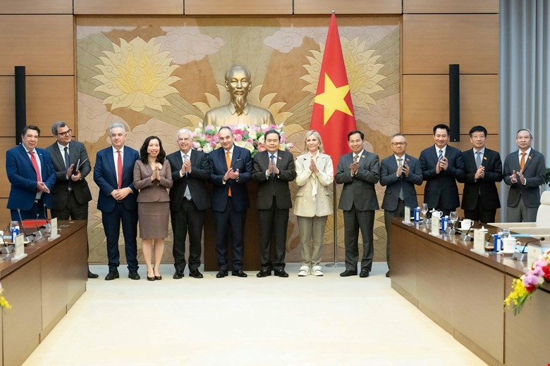 Chủ tịch Quốc hội Trần Thanh Mẫn và các đại biểu chụp ảnh lưu niệm. Chủ tịch Quốc hội Trần Thanh Mẫn và các đại biểu chụp ảnh lưu niệm.