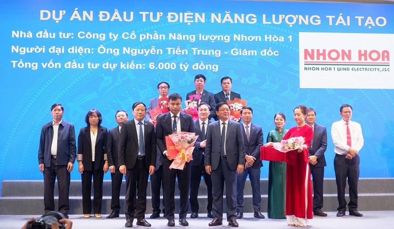 UBND tỉnh Gia Lai trao biên bản ghi nhớ hợp tác đầu tư với đại diện Công ty cổ phần Năng lượng Nhơn Hòa 1 về dự án năng lượng tái tạo (điện gió, điện mặt trời). UBND tỉnh Gia Lai trao biên bản ghi nhớ hợp tác đầu tư với đại diện Công ty cổ phần Năng lượng Nhơn Hòa 1 về dự án năng lượng tái tạo (điện gió, điện mặt trời).