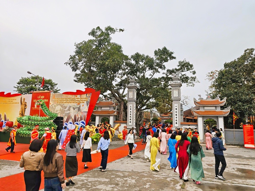 Đông đảo người dân và du khách tham dự Lễ hội Từ Lương Xâm.