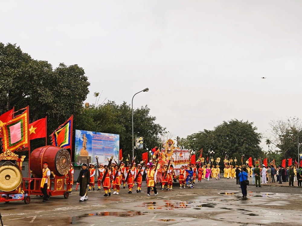 Nhiều đoàn rước từ những nơi thờ Đức Vương Ngô Quyền trong khu vực cùng hội tụ, rước về “Từ Cả” – Từ Lương Xâm.