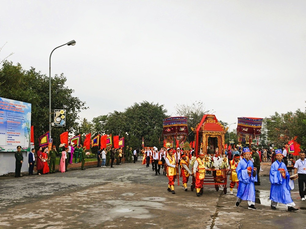 Nhiều đoàn rước từ những nơi thờ Đức Vương Ngô Quyền trong khu vực cùng hội tụ, rước về “Từ Cả” – Từ Lương Xâm.