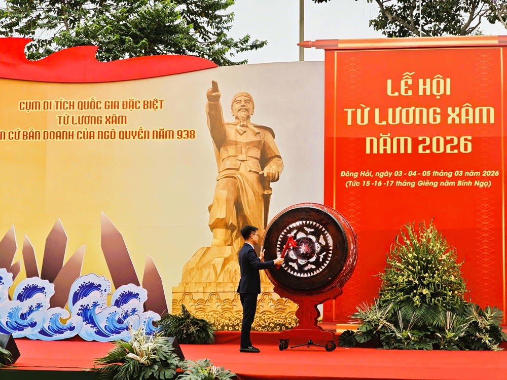 Ông Nguyễn Anh Tuấn, Bí thư Đảng ủy, Chủ tịch HĐND phường Đông Hải gióng trống khai hội.