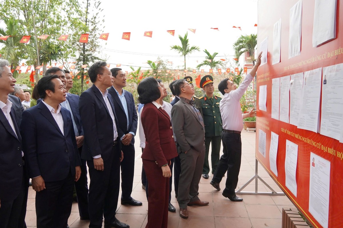 Phó Chủ tịch Quốc hội Nguyễn Thị Thanh kiểm tra khu vực bỏ phiếu tại Tổ dân phố Xích Đằng và Tổ dân phố Tân Hưng, phường Sơn Nam. Phó Chủ tịch Quốc hội Nguyễn Thị Thanh kiểm tra khu vực bỏ phiếu tại Tổ dân phố Xích Đằng và Tổ dân phố Tân Hưng, phường Sơn Nam.