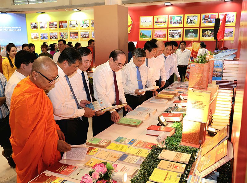 Lãnh đạo TP. Cần Thơ tham quan trưng bày, triển lãm sách về bầu cử đại biểu Quốc hội và Hội đồng nhân dân. Ảnh: Phạm Trung