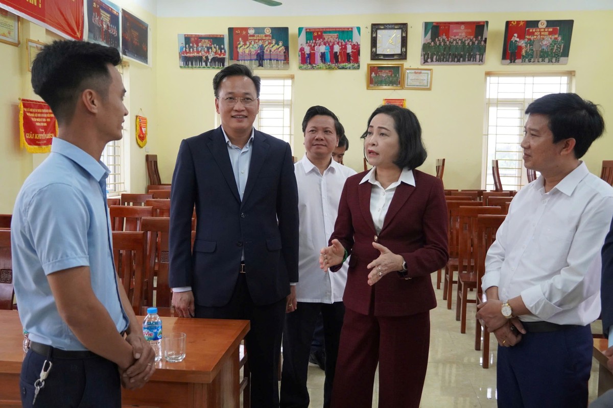 Phó Chủ tịch Quốc hội Nguyễn Thị Thanh kiểm tra cơ sở vật chất chuẩn bị cho bầu cử tại tổ dân phố Tân Hưng, phường Sơn Nam. Phó Chủ tịch Quốc hội Nguyễn Thị Thanh kiểm tra cơ sở vật chất chuẩn bị cho bầu cử tại tổ dân phố Tân Hưng, phường Sơn Nam.