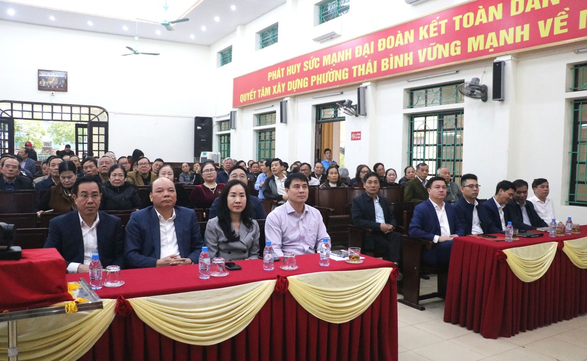 Các đại biểu và cử tri tại hội nghị.