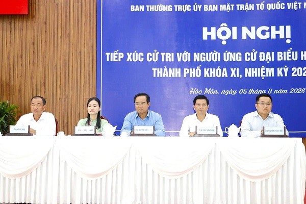 Chủ tịch UBND TP.HCM Nguyễn Văn Được cùng các ứng viên tiếp xúc cử tri trước kỳ bầu cử.