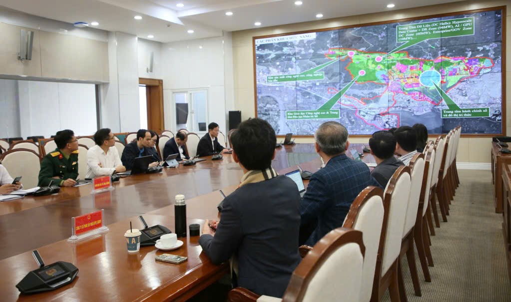 Thành viên Hội đồng theo dõi thuyết minh Đề án. Ảnh: QMG