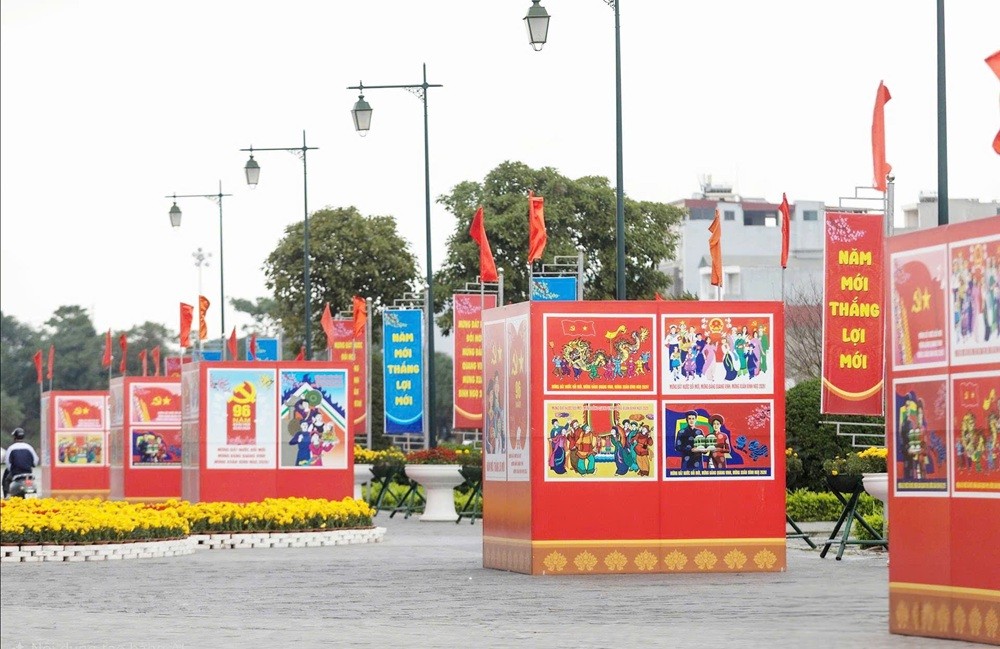 Trung tâm Văn hóa Xứ Đông với nhiều băng rôn, pano chào mừng ngày bầu cử đại biểu Quốc hội khóa XVI và đại biểu HĐND các cấp nhiệm kỳ 2026 - 2031.