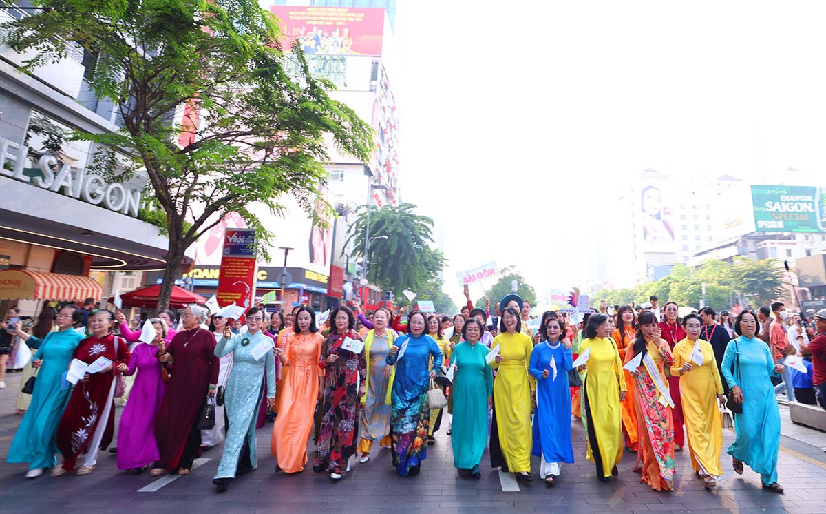 Các đại biểu dẫn đầu đoàn áo dài dạo bước trên đường Nguyễn Huệ sáng 8/3.
