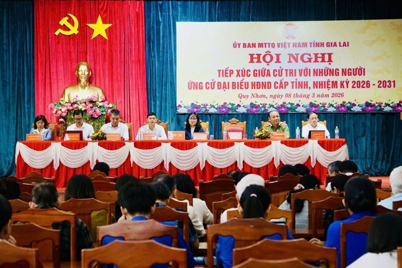 Các ứng cử viên đại biểu HĐND tỉnh Gia Lai khóa XIII, nhiệm kỳ 2026 - 2031 tại đơn vị bầu cử số 1 tiếp xúc cử tri tại phường Quy Nhơn. Ảnh: Ngọc Minh.