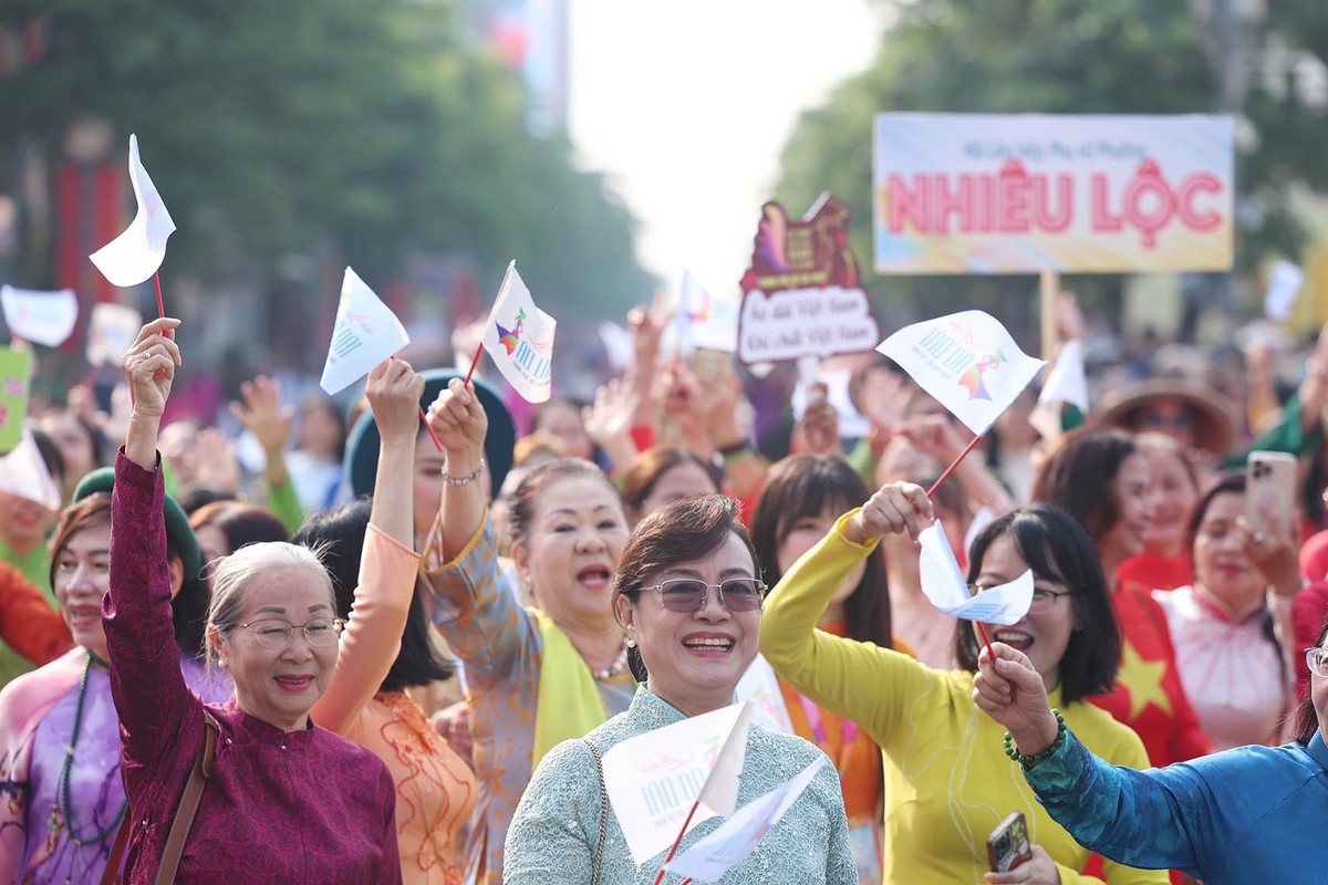 Nụ cười rạng rỡ của phụ nữ Việt Nam nhân ngày Quốc tế 8/3.