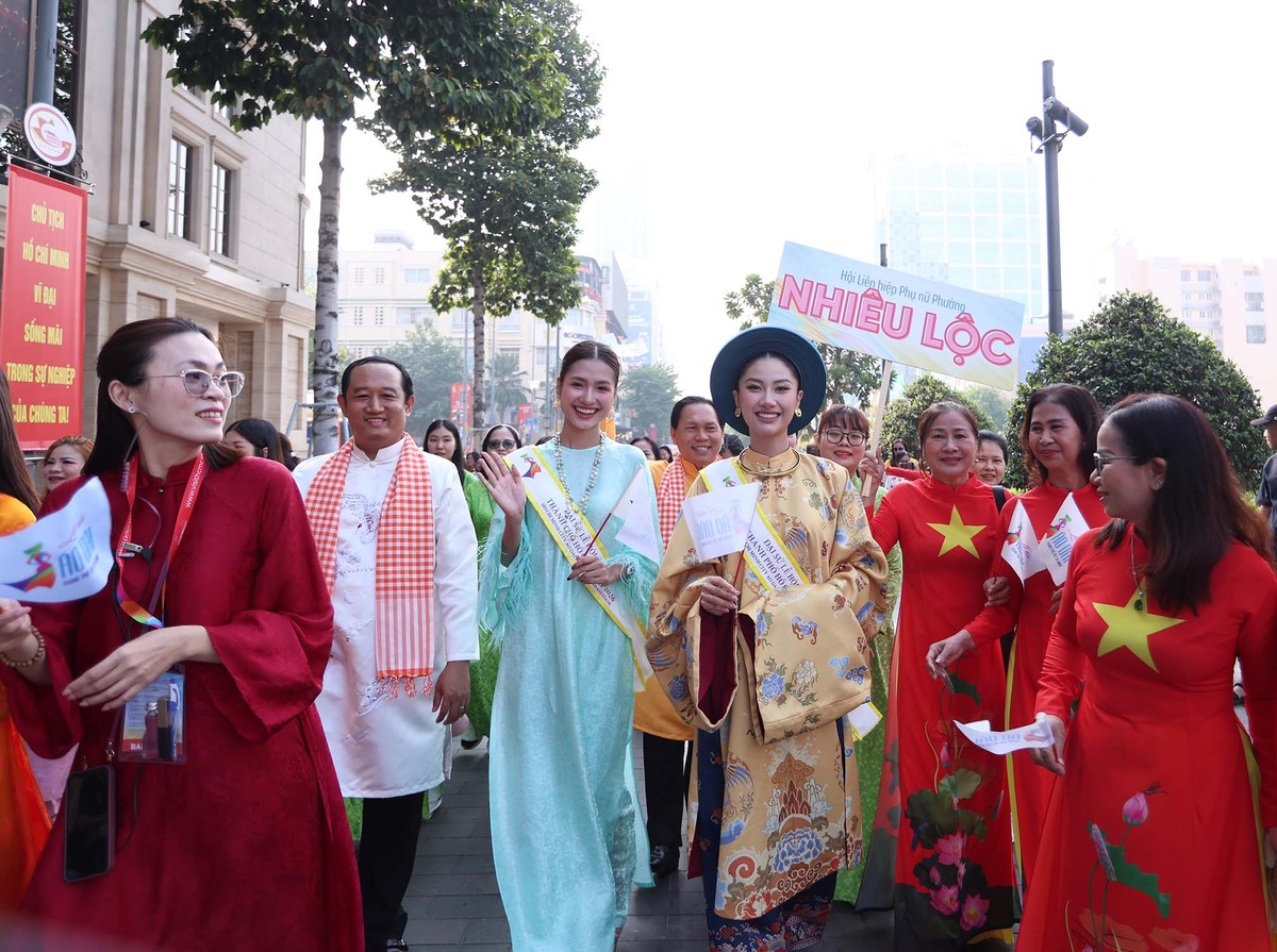 Các đại sứ áo dài diễu hành cùng người dân.