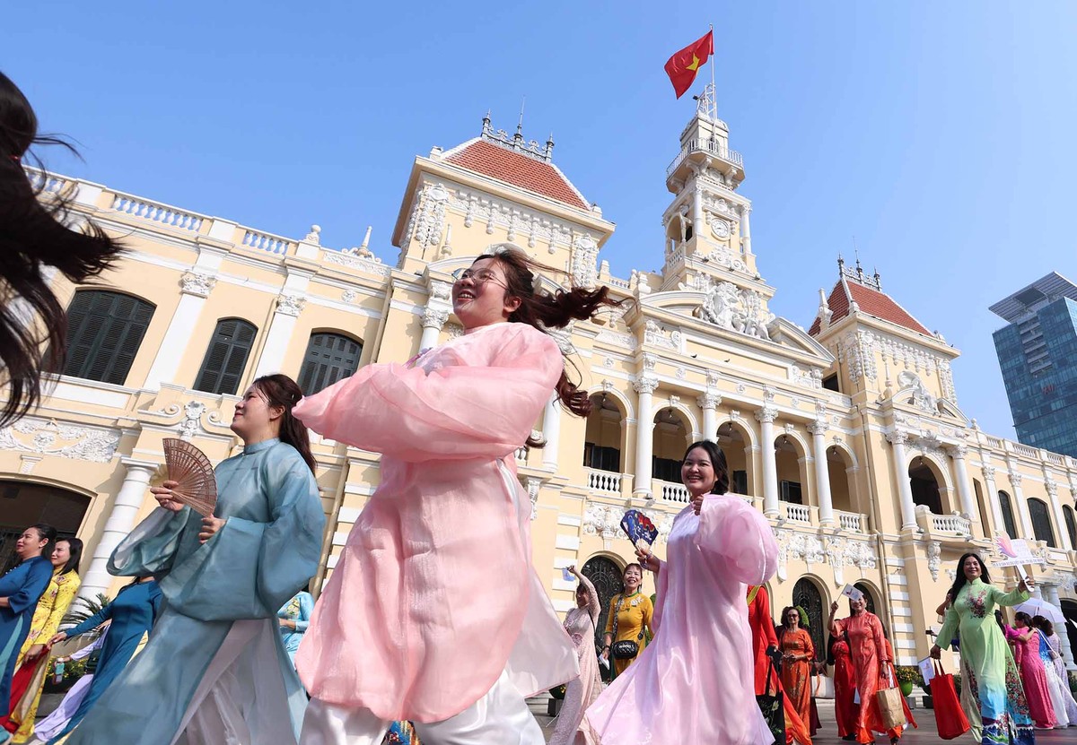 Đoàn diễu hành đi qua khu vực trung tâm thành phố.