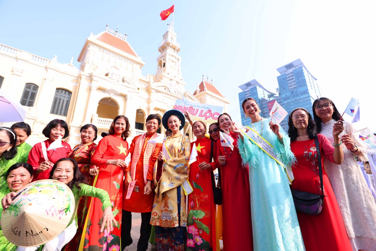 Các đại biểu và người tham gia lễ hội cùng chụp ảnh lưu niệm trước UBND TP.HCM.