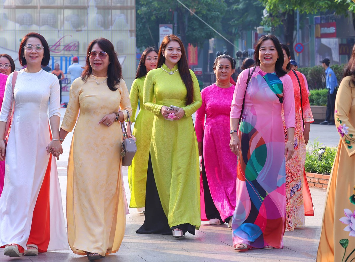 Tà áo dài nhiều màu sắc rực rỡ trong nắng sớm.