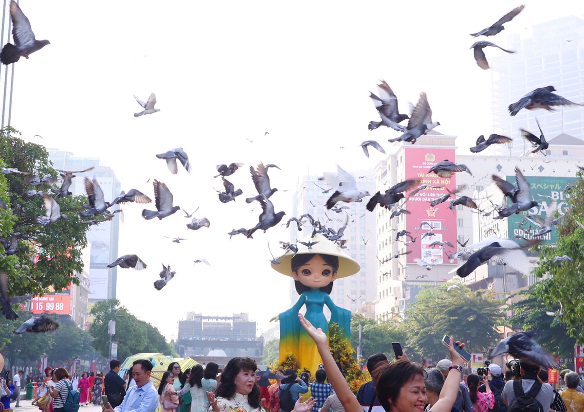 Những cánh chim bồ câu tung cánh ở ngày Lễ hội áo dài.