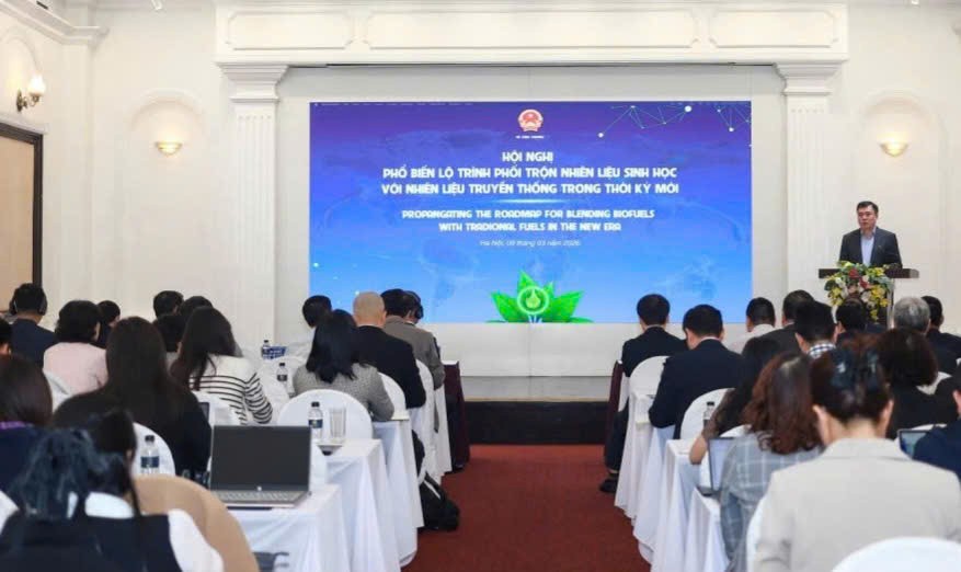 Thứ trưởng Công thương Nguyễn Sinh Nhật Tân cho rằng, đưa xăng sinh học ra thị trường càng sớm càng tốt.