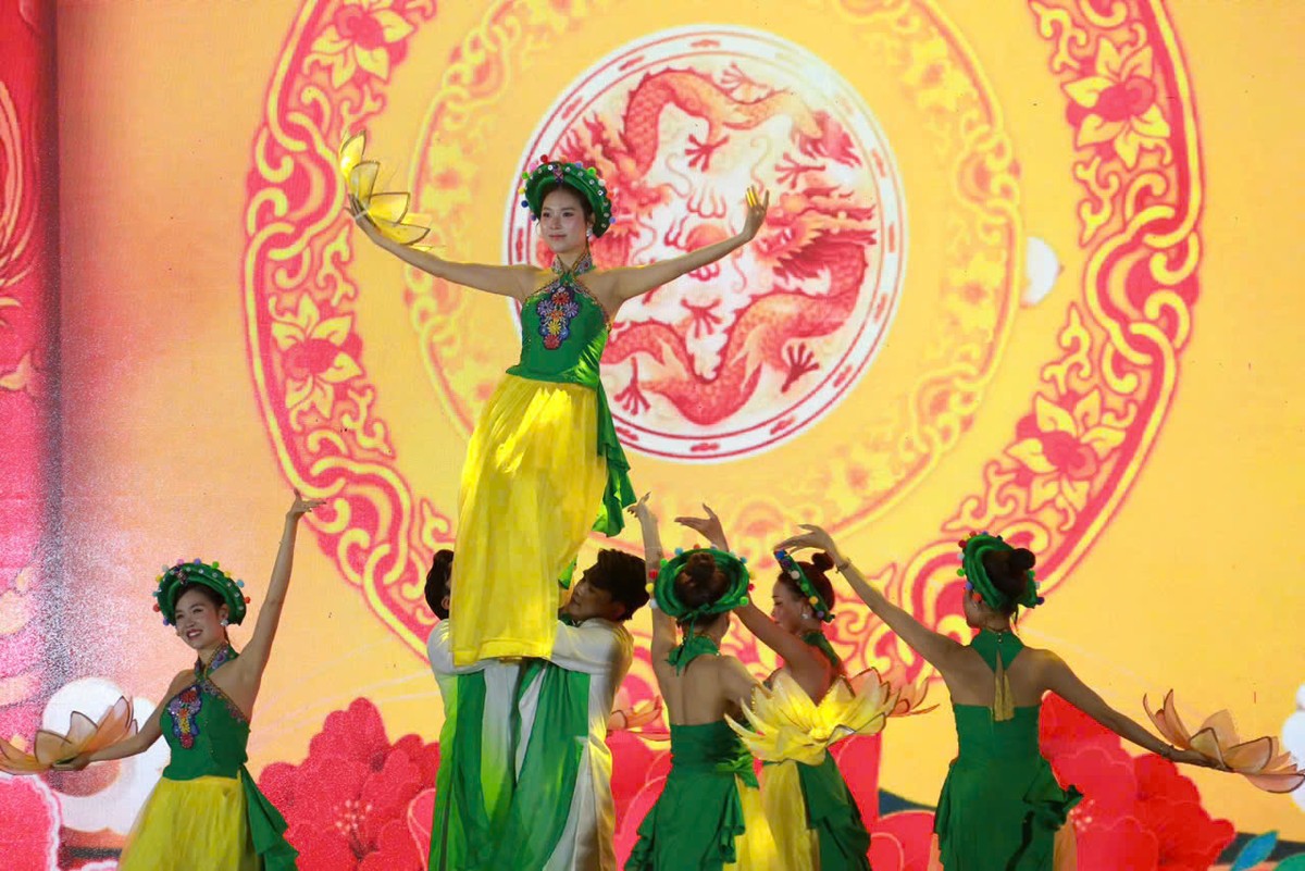 Một tiết mục biểu diễn trong lễ khai mạc. Ảnh: Hà Thu