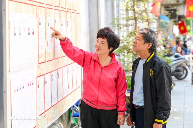 Việc công bố và niêm yết danh sách người ứng cử được thực hiện đồng bộ với công tác tuyên truyền về cuộc bầu cử. Ảnh: Minh Sơn