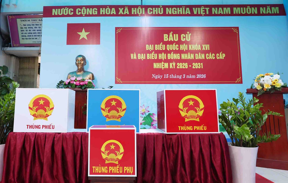 Các thùng phiếu được đặt trang trọng tại điểm bầu cử số 2, phường Tân Định, TP.HCM.