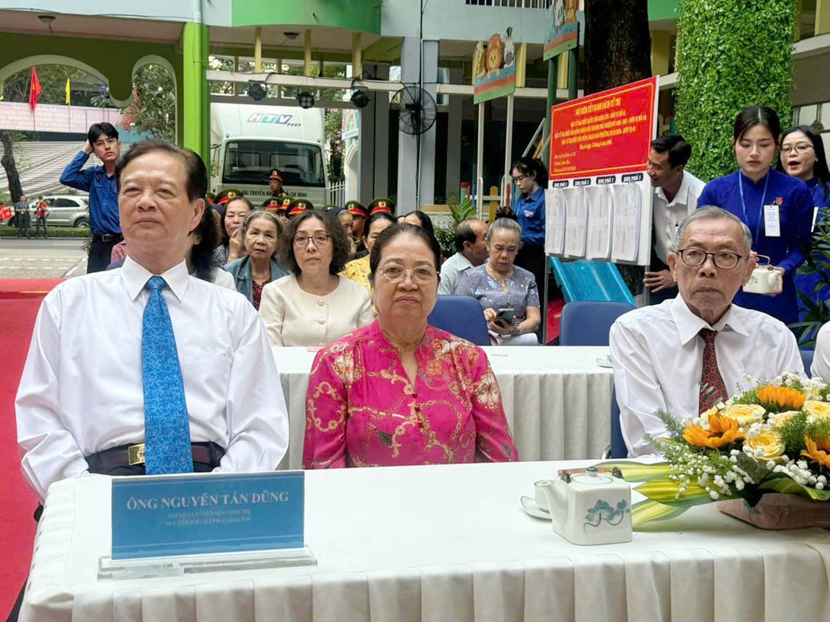 Tại điểm bầu cử này, nguyên Thủ tướng Chính phủ Nguyễn Tấn Dũng cùng phu nhân tham gia bỏ phiếu cùng các cử tri. Tại điểm bầu cử này, nguyên Thủ tướng Chính phủ Nguyễn Tấn Dũng cùng phu nhân tham gia bỏ phiếu cùng các cử tri.