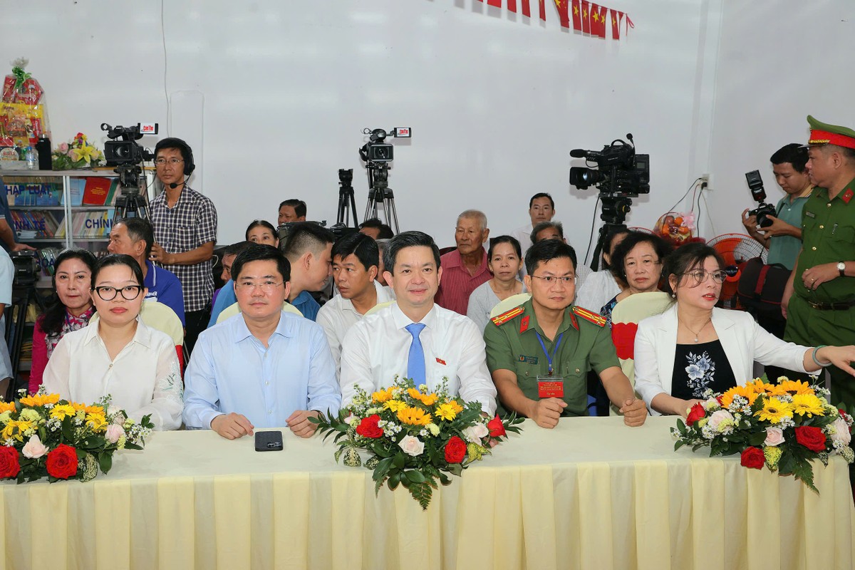 Đại biểu dự Lễ khai mạc ngày bầu cử đại biểu Quốc hội khóa XVI và đại biểu HĐND các cấp nhiệm kỳ 2026 - 2031 tại Tổ bầu cử số 22, phường Ninh Kiều. Đại biểu dự Lễ khai mạc ngày bầu cử đại biểu Quốc hội khóa XVI và đại biểu HĐND các cấp nhiệm kỳ 2026 - 2031 tại Tổ bầu cử số 22, phường Ninh Kiều.