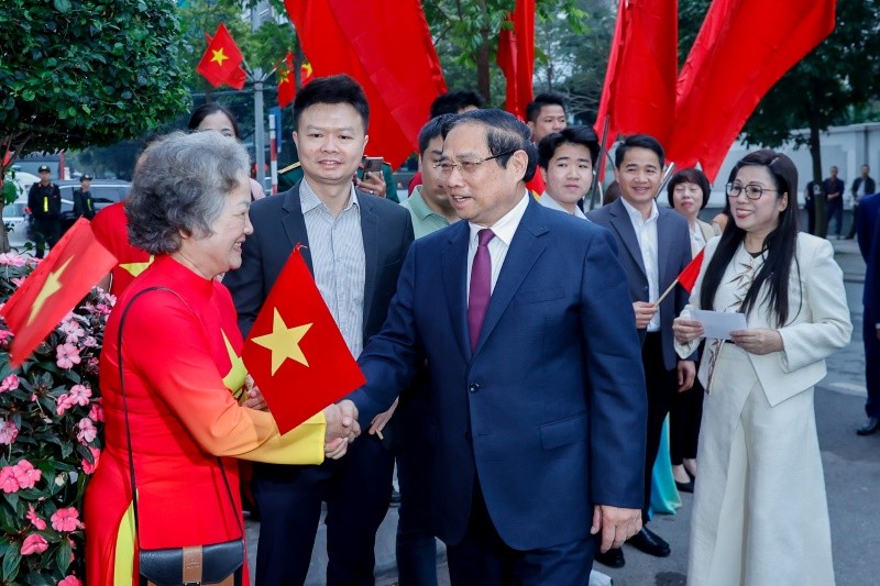 Thủ tướng Chính phủ Phạm Minh Chính và Phu nhân cùng cử tri tổ bầu cử số 21 thuộc đơn vị bầu cử số 7, phường Tây Hồ -Ảnh: VGP