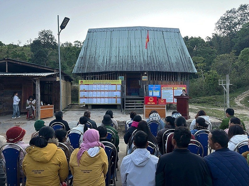 Từ sáng sớm cử tri ở các xã biên giới tỉnh Quảng Ngãi đã có mặt từ sáng sớm tham dự lễ khai mạc và chờ đợi thời khắc thực hiện quyền bầu cử của mình.