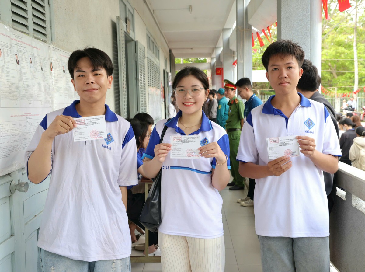 Sinh viên Đại học Cần Thơ đi bầu cử tại Khu vực bỏ phiếu số 40 phường Ninh Kiều (Đại học Cần Thơ). Sinh viên Đại học Cần Thơ đi bầu cử tại Khu vực bỏ phiếu số 40 phường Ninh Kiều (Đại học Cần Thơ).