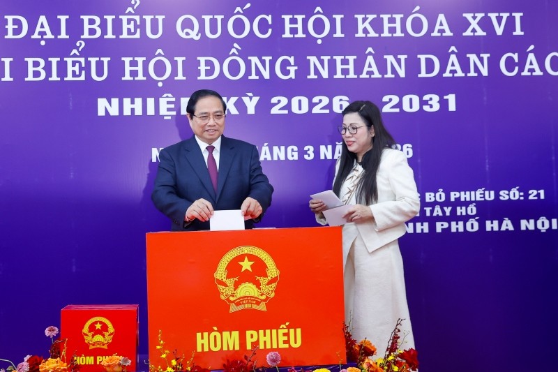 Thủ tướng Chính phủ Phạm Minh Chính và Phu nhân thực hiện quyền và nghĩa vụ công dân, bỏ phiếu lựa chọn những người xứng đáng nhất làm đại biểu Quốc hội khóa XVI và đại biểu Hội đồng nhân dân các cấp nhiệm kỳ 2026-2031 - Ảnh: VGP.