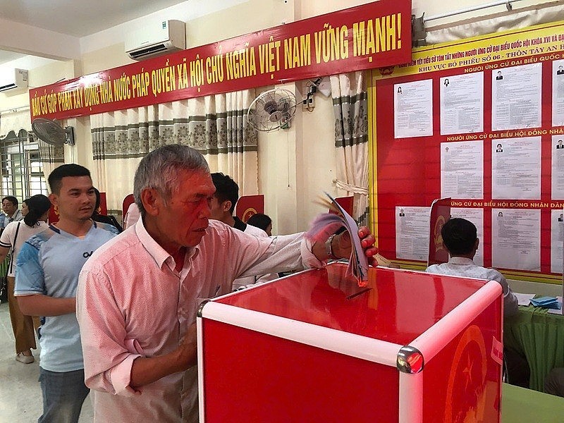 Cử tri ở đặc khu Lý Sơn tham gia bỏ phiếu bầu cử.