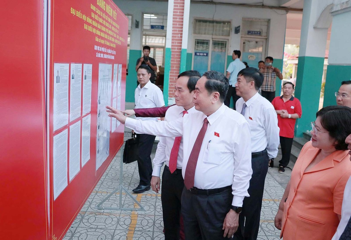 Chủ tịch Quốc hội Trần Thanh Mẫn kiểm tra bảng niêm yết danh sách người ứng cử. Ảnh: Trọng Tín.